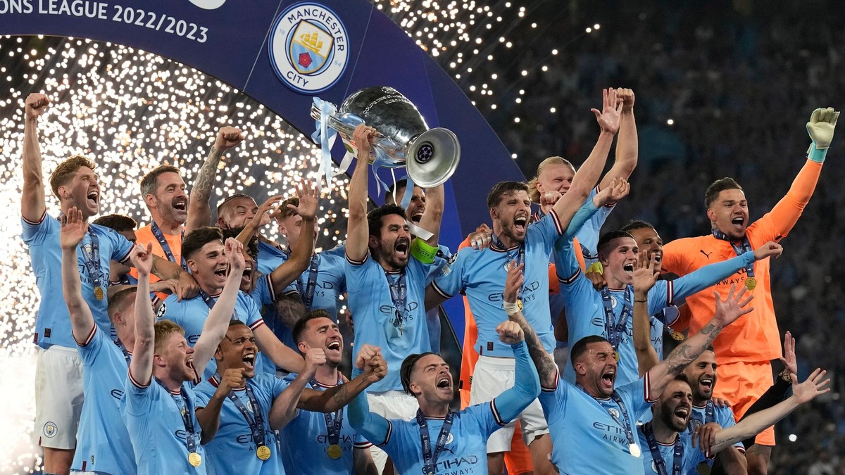 Futbalisti Manchestru City oslavujú titul.