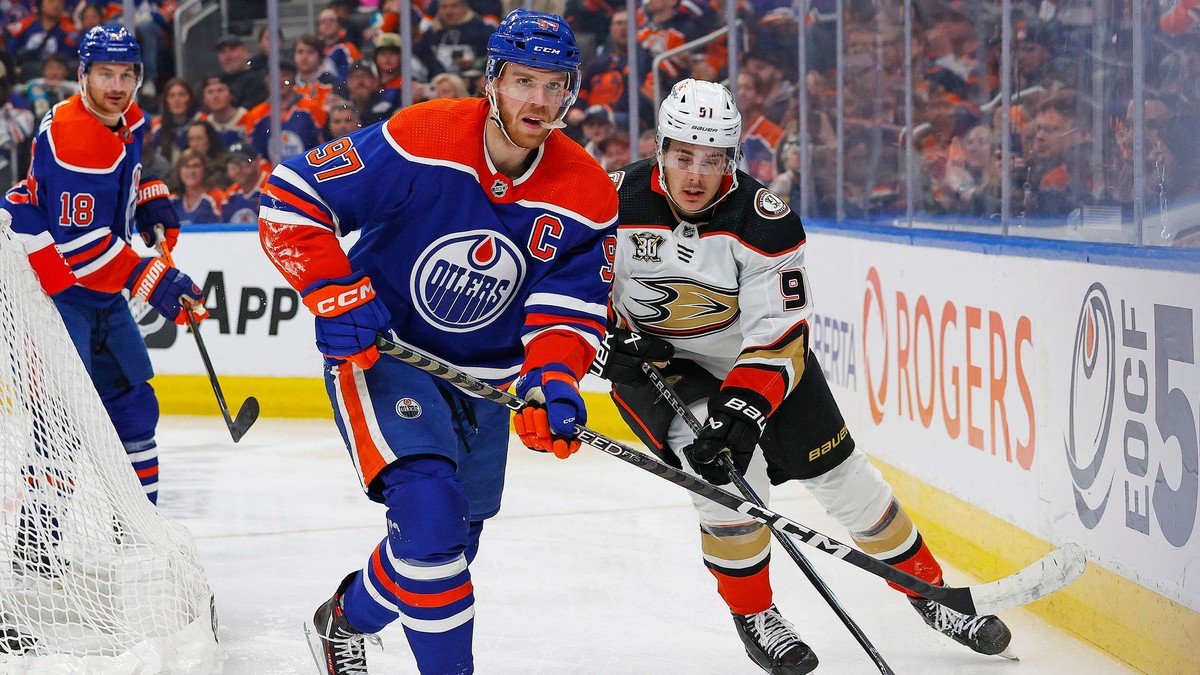 Connor McDavid a Leo Carlsson.