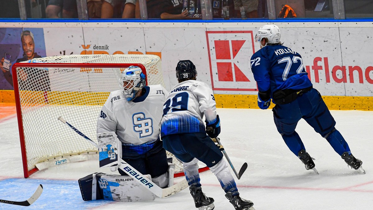 Na snímke zľava brankár Komety Brno Julian Junca, hráč Komety Liam Pecararo a hokejista Slovanu Andrej Kollár v prípravnom zápase HC Slovan Bratislava - HC Kometa Brno.