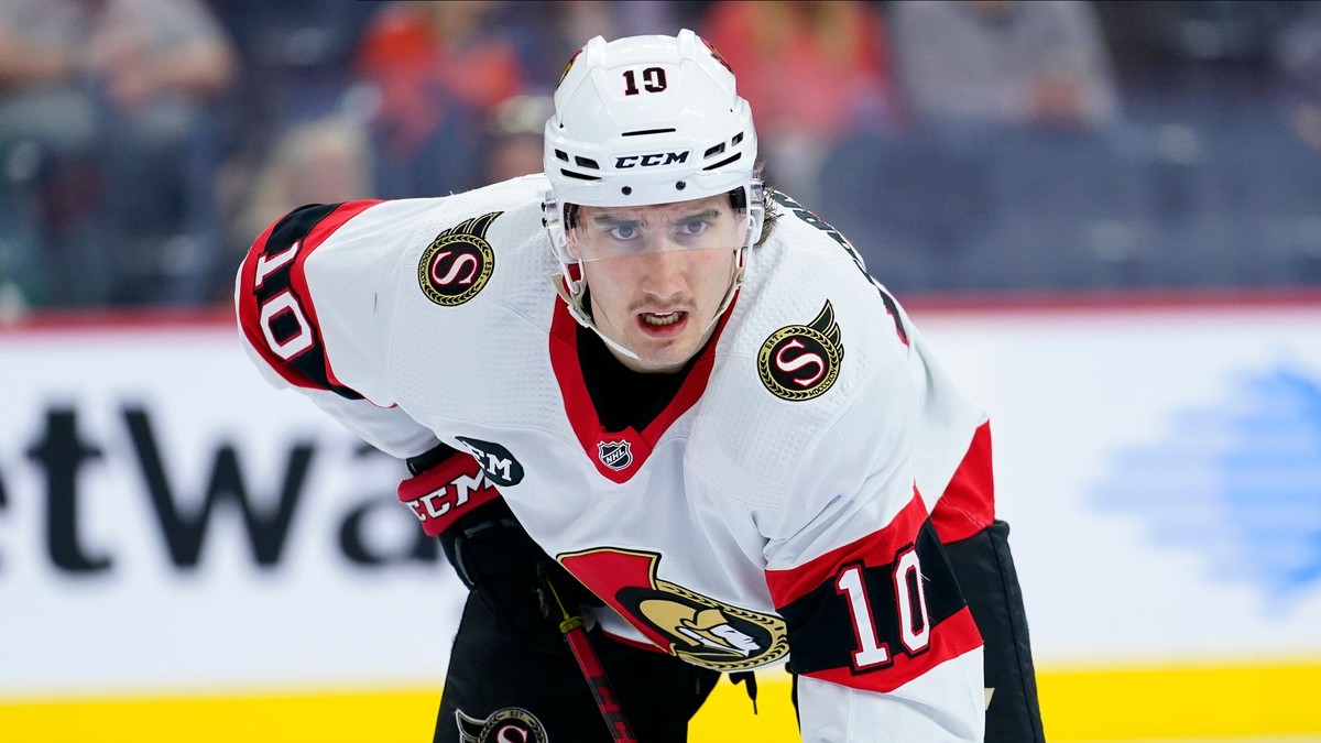 Na archívnej snímke z 29.apríla 2022 hráč Ottawy Senators Alex Formenton.