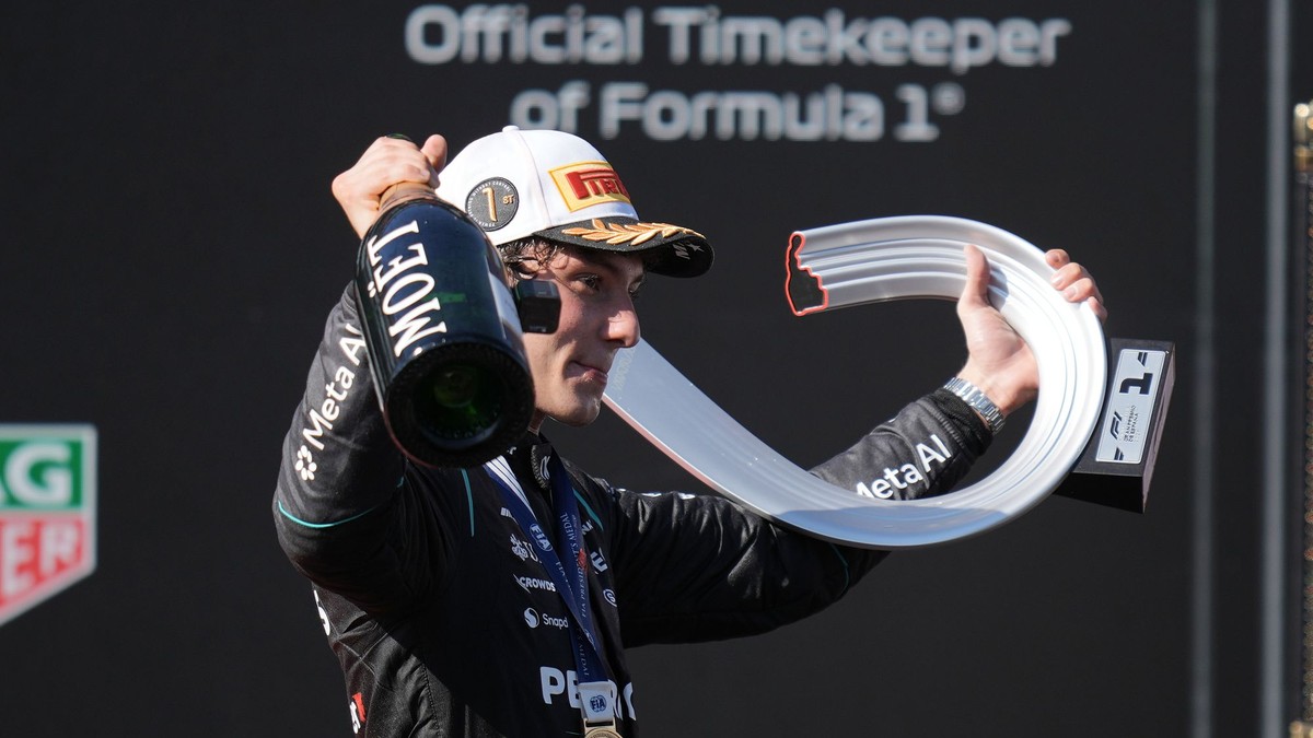 Andrea Kimi Antonelli  s trofejou po víťazstve na Veľkej cene Španielska.