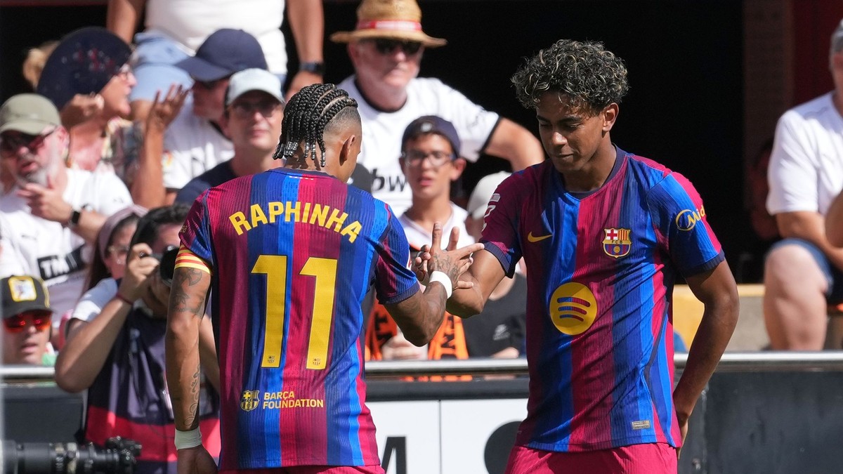 Hráč Barcelony Lamine Yamal (vpravo) sa teší z gólu počas zápasu 4. kola španielskej La Ligy Valencia CF – FC Barcelona.