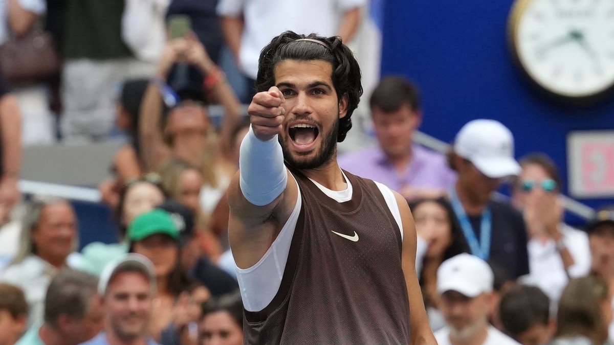 Carlos Alcaraz oslavuje postup do osemfinále na US Open 2026.