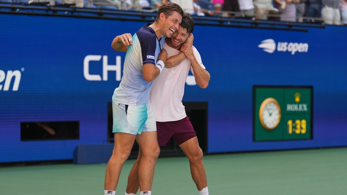Neal Skupski a Christian Harrison oslavujú víťazstvo