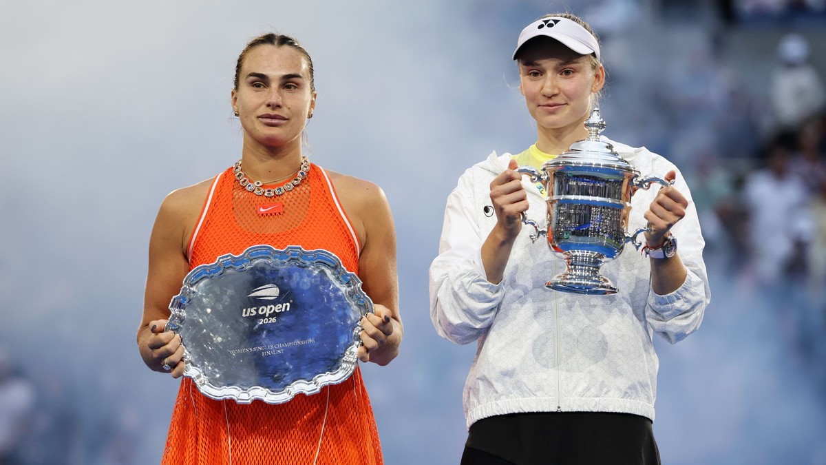 Kazašská tenistka Jelena Rybakinová (vpravo) pózuje s trofejou po jej výhre nad Bieloruskou Arynou Sabalenkovou (vľavo) vo finále dvojhry.