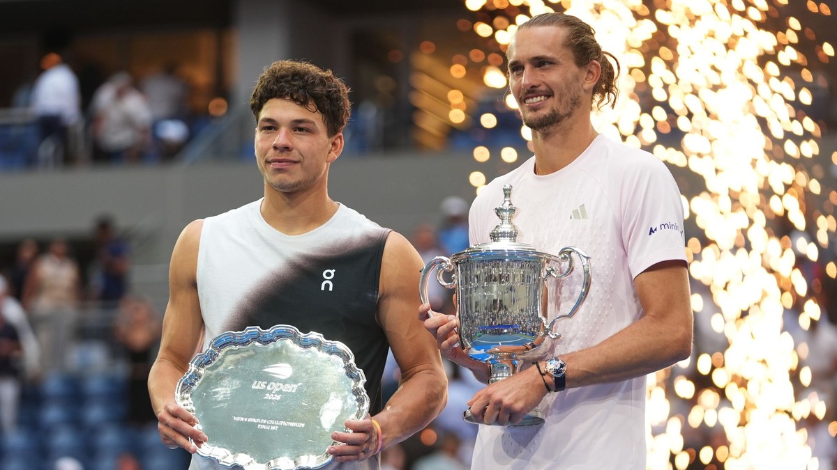 Nemecký tenista Alexander Zverev (vpravo) pózuje s trofejou po triumfe vo finále mužskej dvojhry proti domácemu Američanovi Benovi Sheltonovi (vľavo).