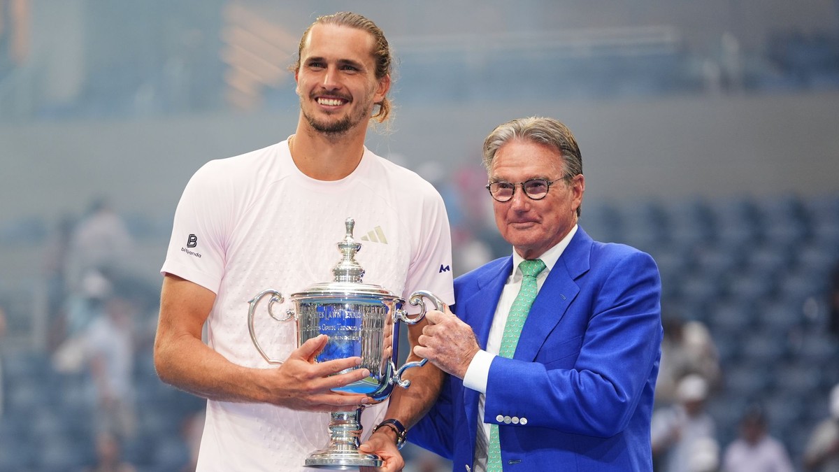 Na snímke bývalý americký tenista Jimmy Connors (vpravo) a nemecký tenista Alexander Zverev.