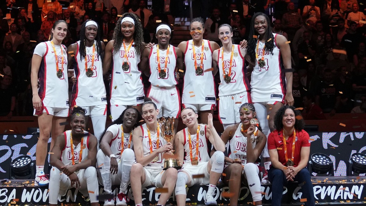 Na snímke americké hráčky pózujú na pódiu po výhre vo finálovom dueli USA - Francúzsko na majstrovstvách sveta v basketbale žien v Berlíne.