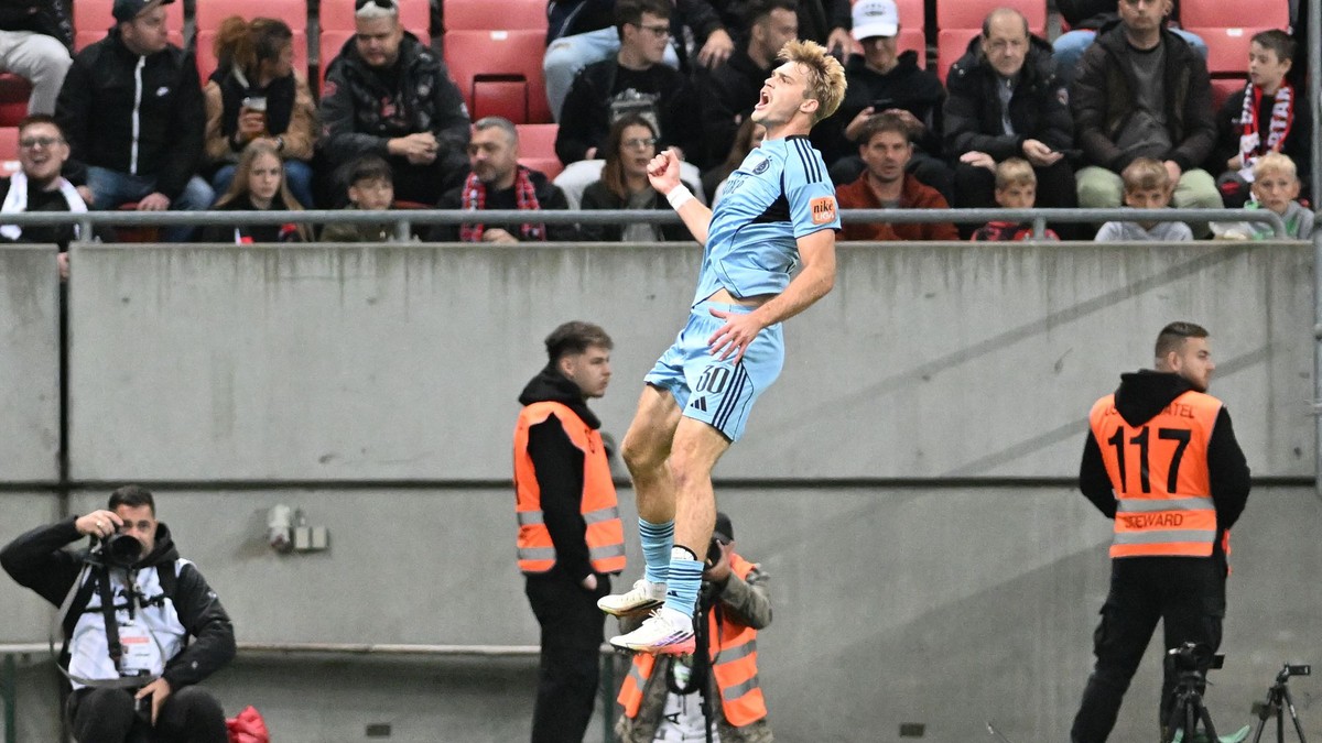 Hráč Slovana Adam Griger sa teší z gólu počas zápasu 11. kola Niké ligy medzi  FC Spartak Trnava a ŠK Slovan Bratislava.
