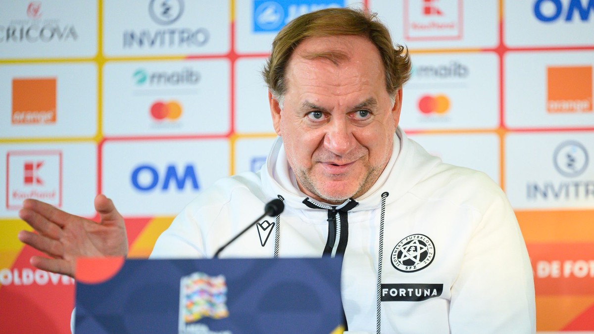 Na snímke tréner slovenskej futbalovej reprezentácie Vladimír Weiss st. počas tlačovej konferencie.