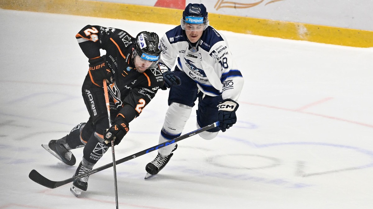 Alex Šotek (Poprad) a Matúš Havrila (Košice) v zápase 15. kola Tipsport ligy HK Poprad – HC Košice.
