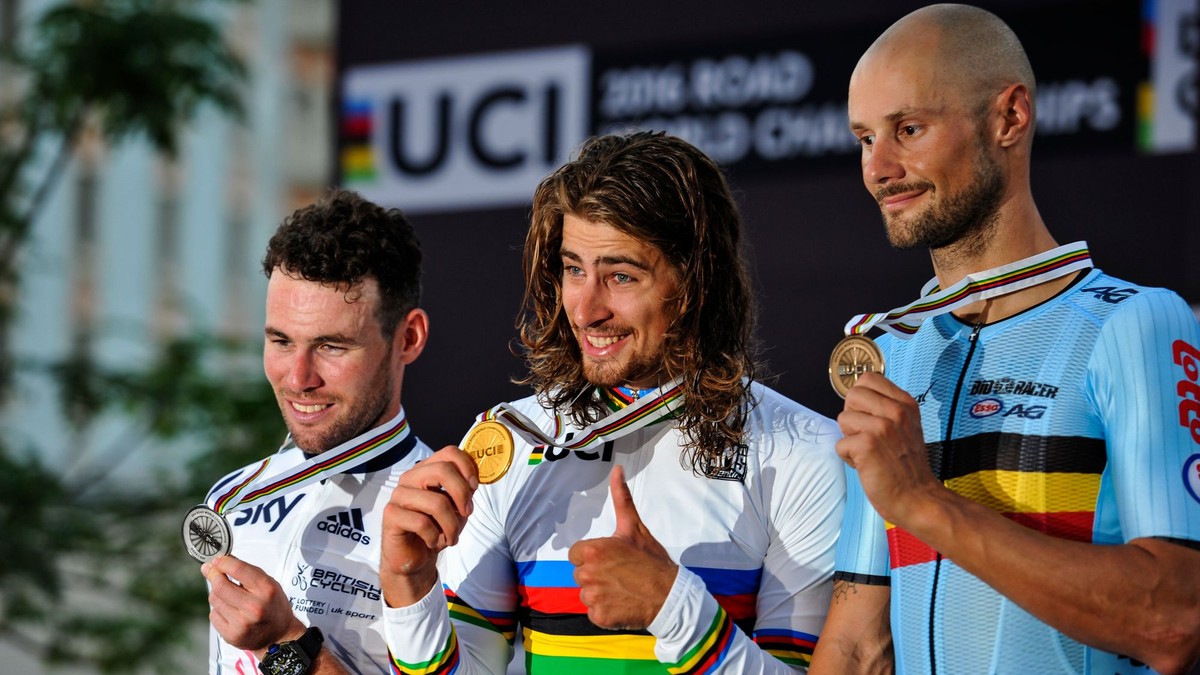 Zľava Mark Cavendish, Peter Sagan a Tom Boonen pózujú s medailami z MS v cyklistike 2016.