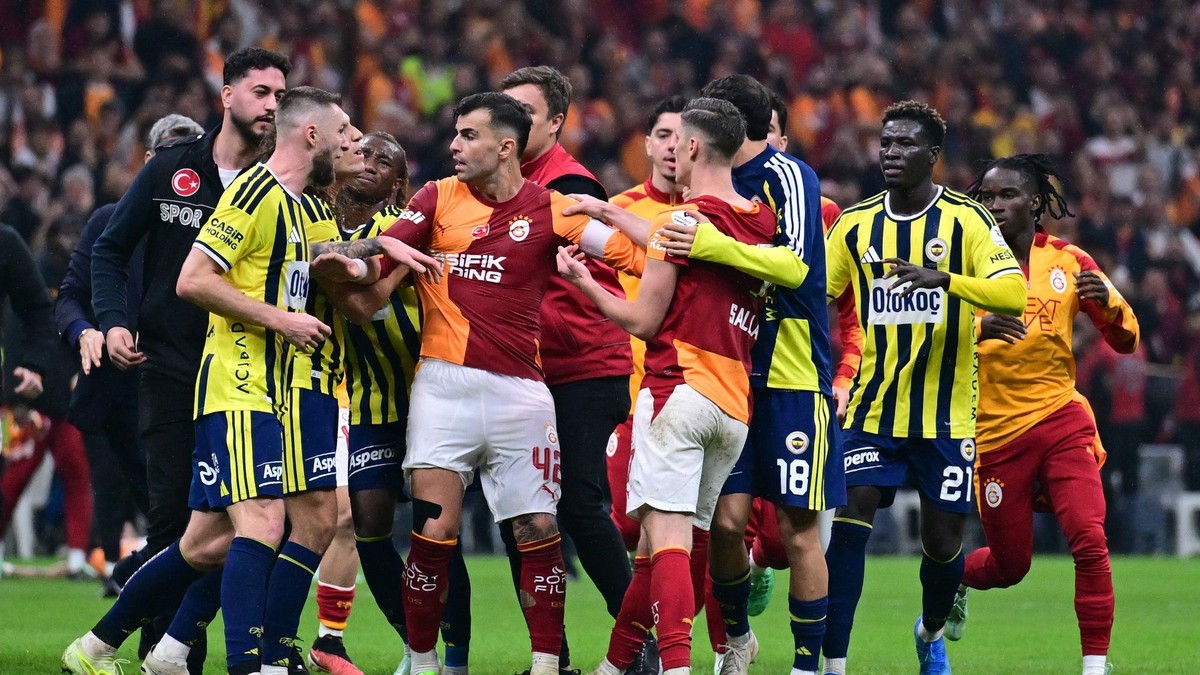 Milan Škriniar (tretí zľava) sa zapája do potýčky medzi futbalistami Galatasaray Istanbul (červené dresy) a Fenerbahce Istanbul (žlté dresy). 