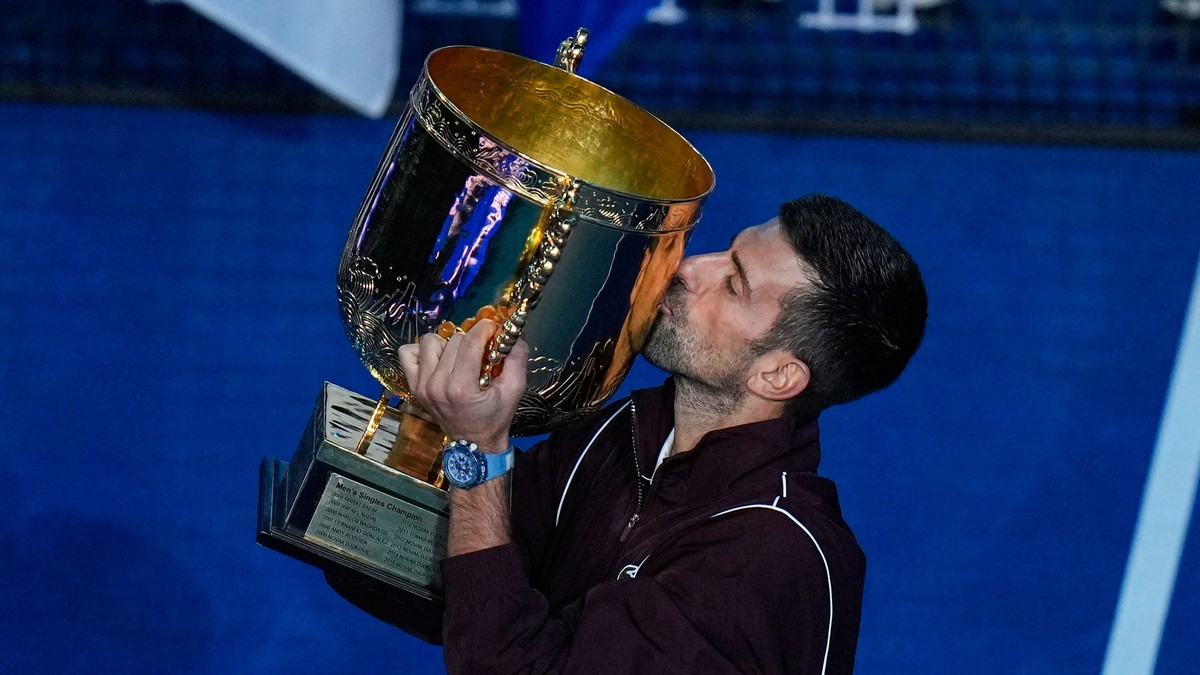 Srbský tenista Novak Djokovič bozkáva trofej po výhre finálového zápasu mužskej dvojhry proti Austrálčanovi Alexovi De Minaurovi na turnaji ATP v Pekingu.