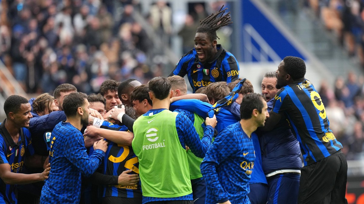 Hráči Interu Miláno sa tešia z výhry v zápase 8. kola Serie A.