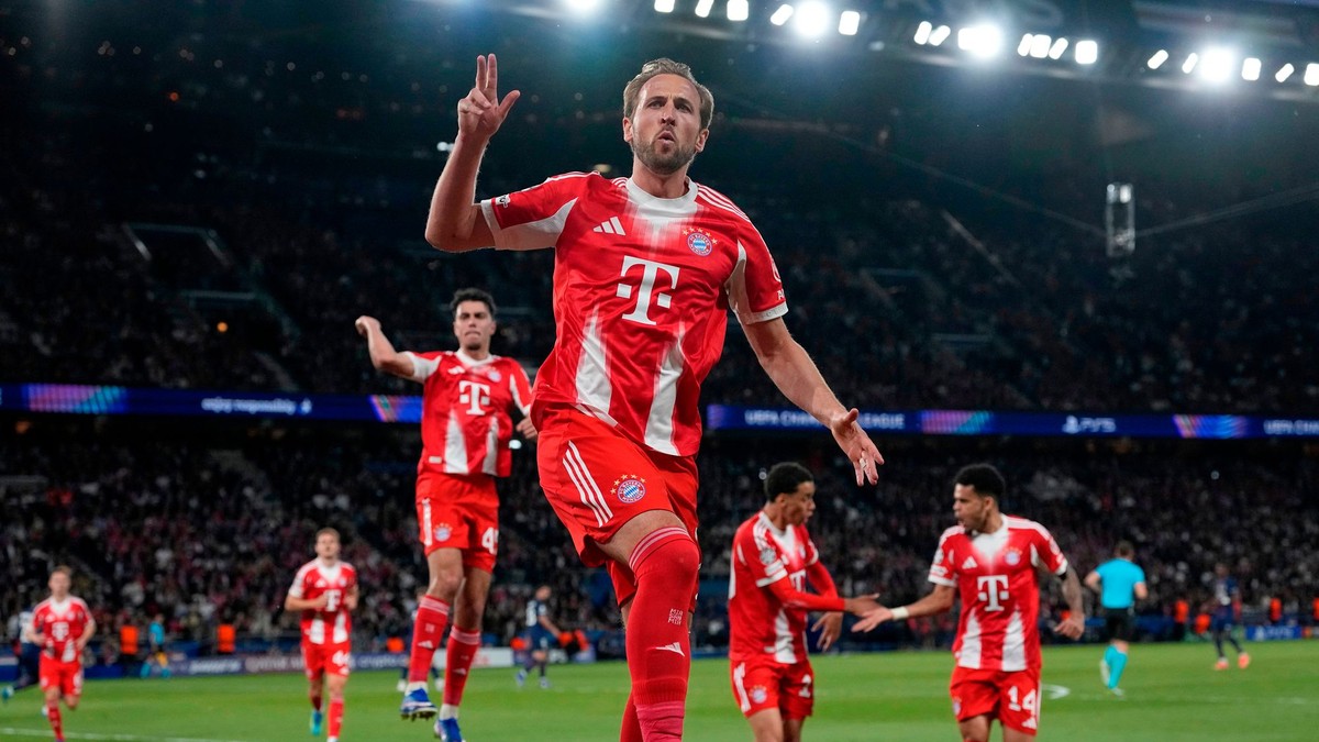 Harry Kane sa teší so spoluhráčmi Bayernu.