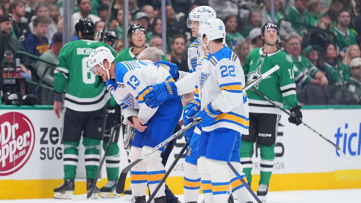 Pravý krídelník St. Louis Blues Alexej Toropčenko (13), ktorému spoluhráci pomáhajú z ľadu.