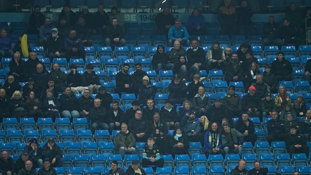 Poloprázdna tribúna počas duelu Manchester City - AEK Atény.