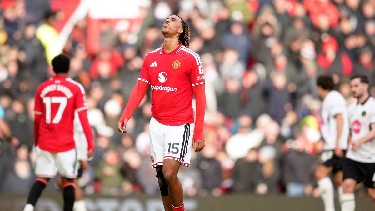 Sklamaný Leny Yoro v zápase Manchester United - Bournemouth.