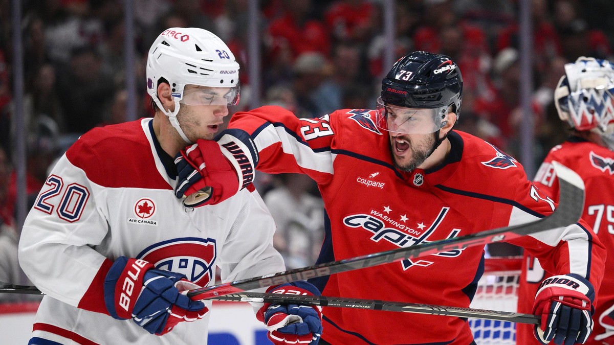 Ľavé krídlo Juraj Slafkovský (20) z Montrealu Canadiens a Vincent Desharnais z Washingtonu Capitals.
