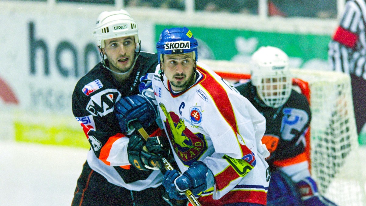 Stanislav Jasečko (vľavo) a Zdeno Cíger v zápase o titul medzi Slovanom Bratislava a HC Košice v sezóne 1997/98.