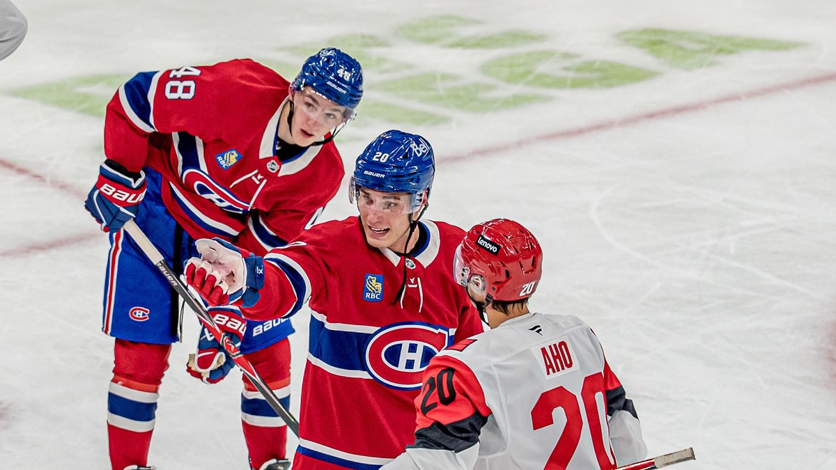 Juraj Slafkovský v prvom domácom zápase novej sezóny NHL. Montreal podľahol Carolina 4:6.