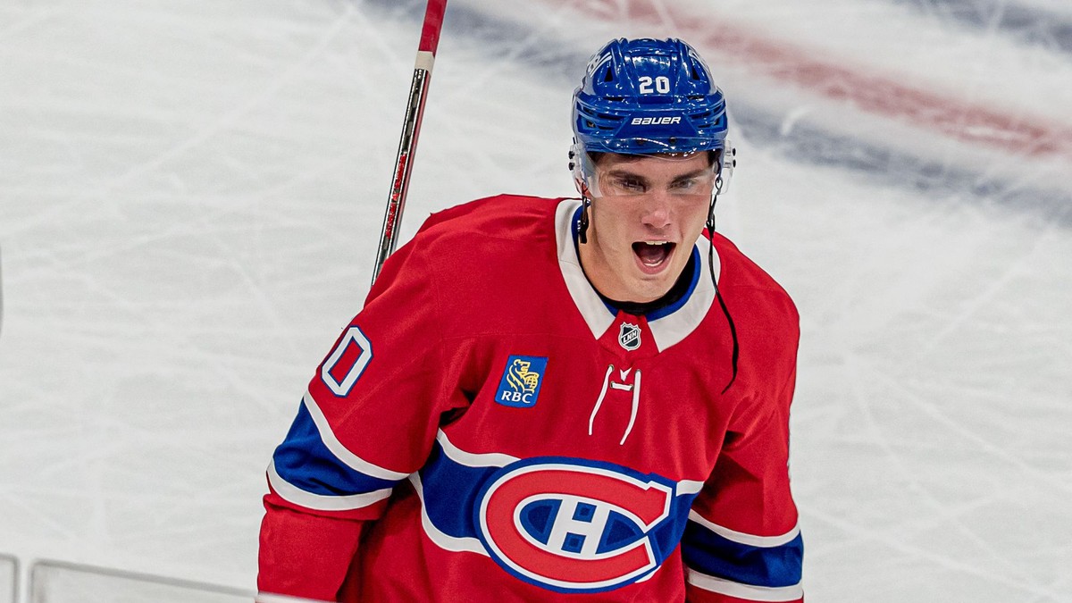 Juraj Slafkovský v prvom domácom zápase novej sezóny NHL. Montreal podľahol Carolina 4:6. 