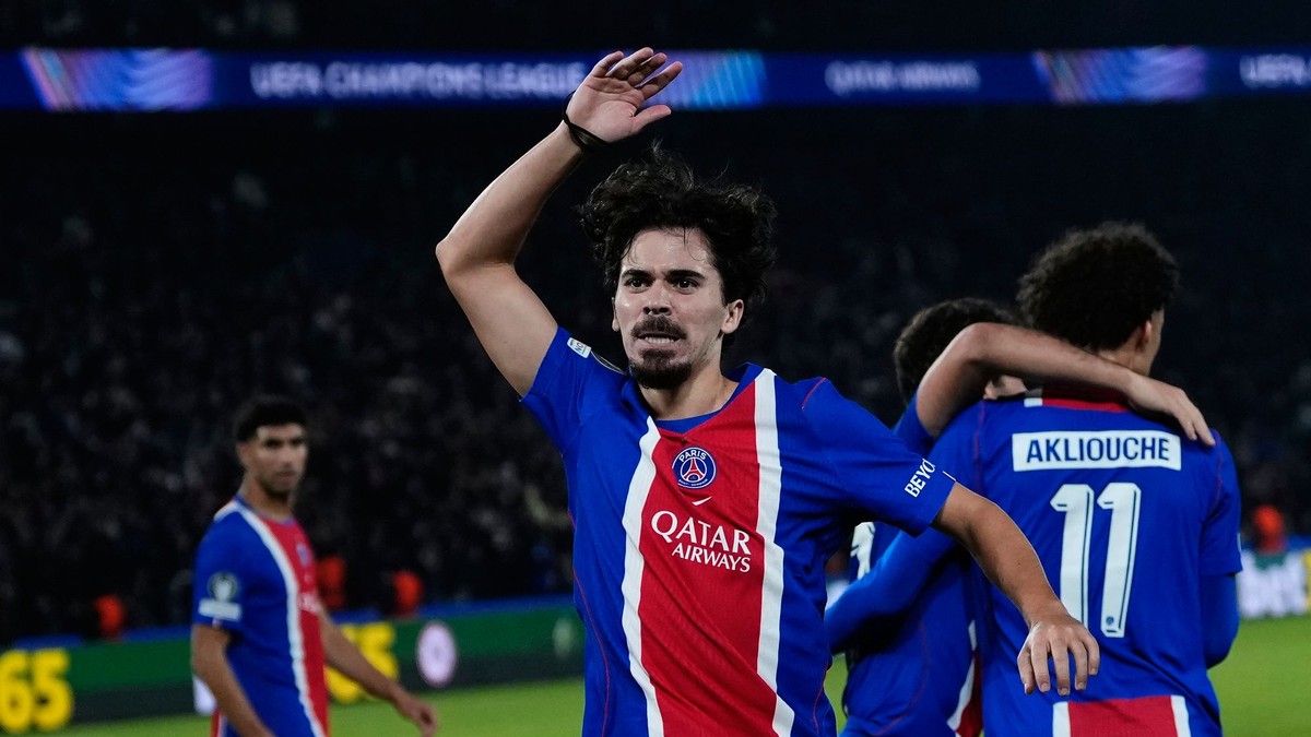 Vitinha oslavuje gól PSG do siete Barcelony.