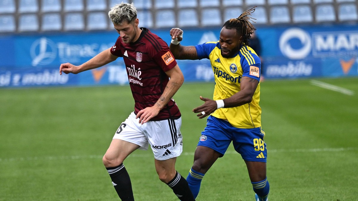 Sebastian Kóša (Košice) a Elvis Mashike (Michalovce) bojujú o loptu v zápase 11. kola futbalovej Niké ligy MFK Zemplín Michalovce - FC Košice.
