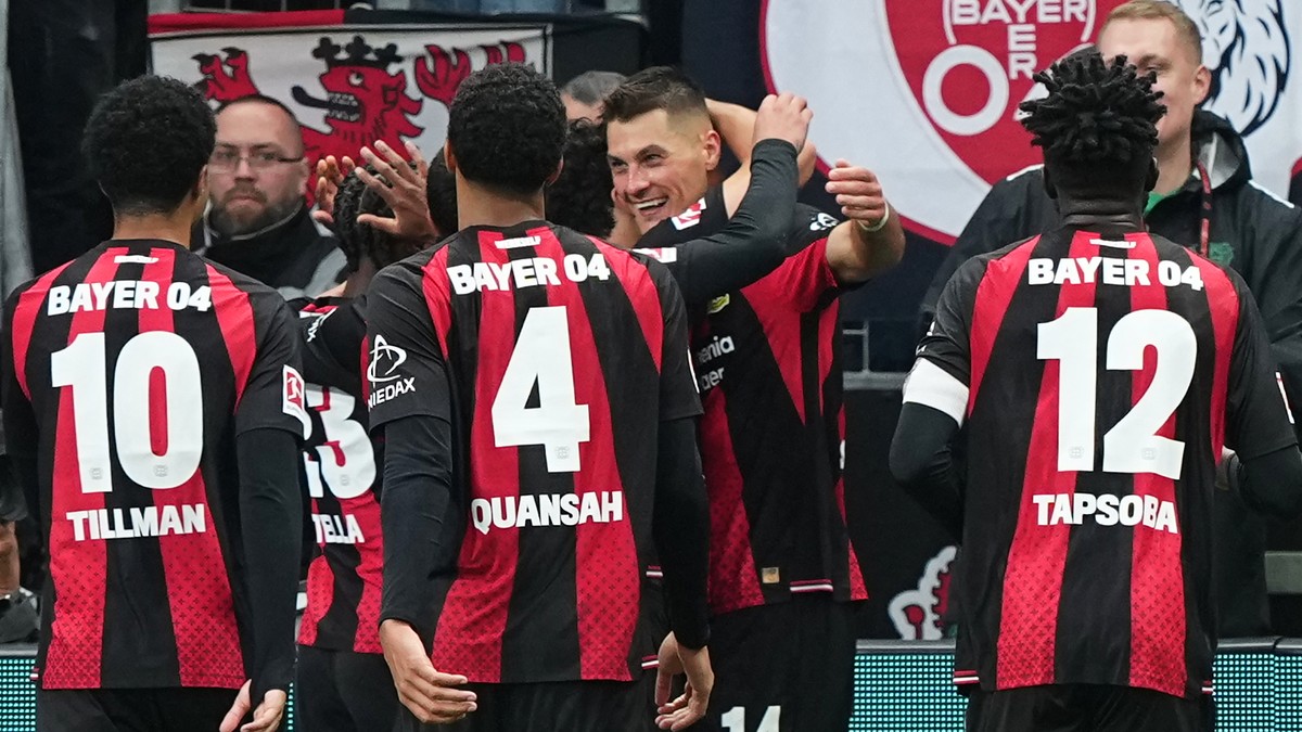 Patrik Schick sa raduje so spoluhráčmi Leverkusenu.