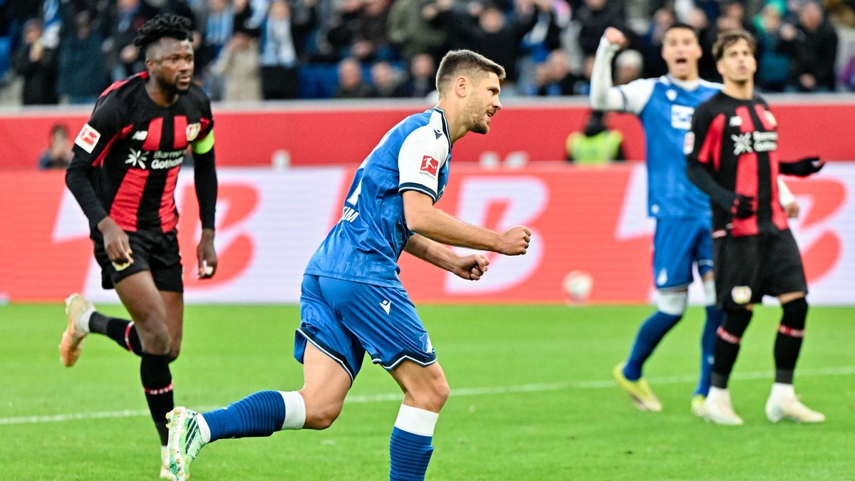 Chorvátsky futbalista Kramarič oslavuje gól do sete Leverkusenu.