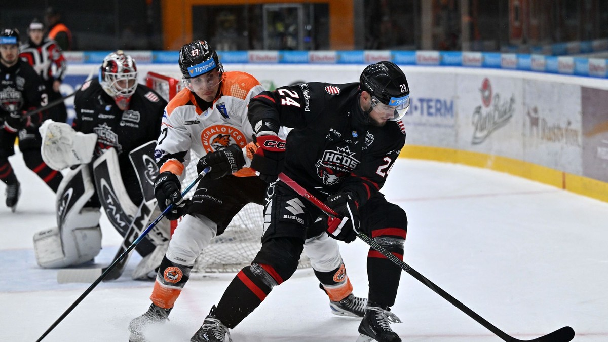 Lucas Edmonds (Michalovce) a Tomáš Zigo (Banská Bystrica) v zápase 11. kola hokejovej Tipsport ligy HK Dukla Michalovce - HC '05 TAM Banská Bystrica.