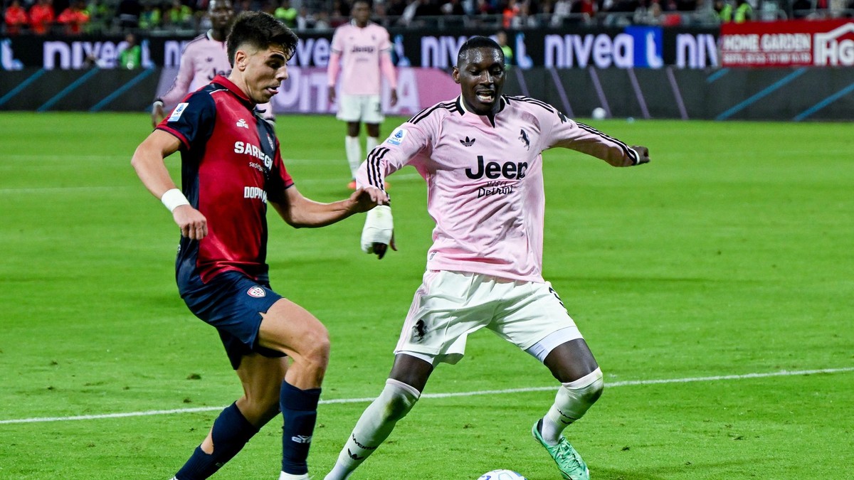Slovenský obranca Adam Obert (vľavo) z Cagliari a Kolo Muani z Juventusu Turín počas zápasu 6. kola talianskej Serie A Cagliari Calcio - Juventus Turín.