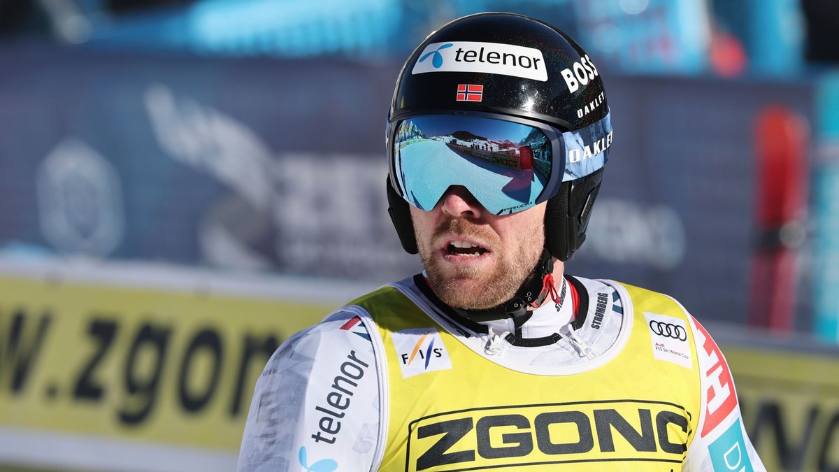 Aleksander Aamodt Kilde si pozerá svoj čas v cieli pretekov super-G Svetového pohára v talianskom Livigne.