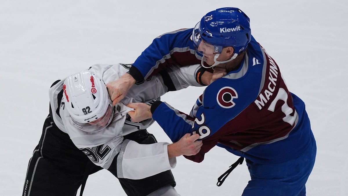 Hráč Colorada Avalanche Nathan MacKinnon (vpravo) počas bitky s obrancom Bradtom Clarkeom v zápase zámorskej NHL Colorado Avalanche – Los Angeles Kings.