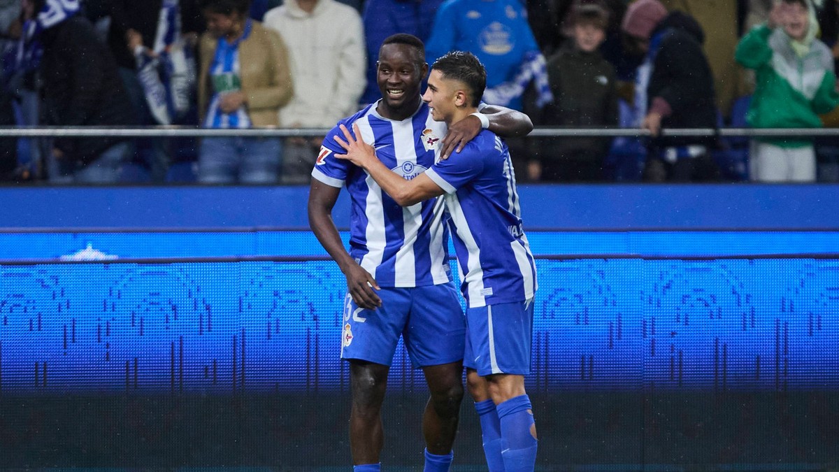 Deportivo La Coruna oslavuje gól. 