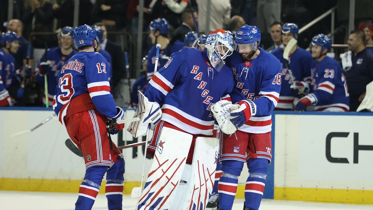 Na snímke hokejista New Yorku Rangers Marcus Pettersson (26) sa teší z gólu, ktorý strelil brankár Rangers Igor Šesterkin v zápase NHL New York Rangers - Tampa Bay Lightning.