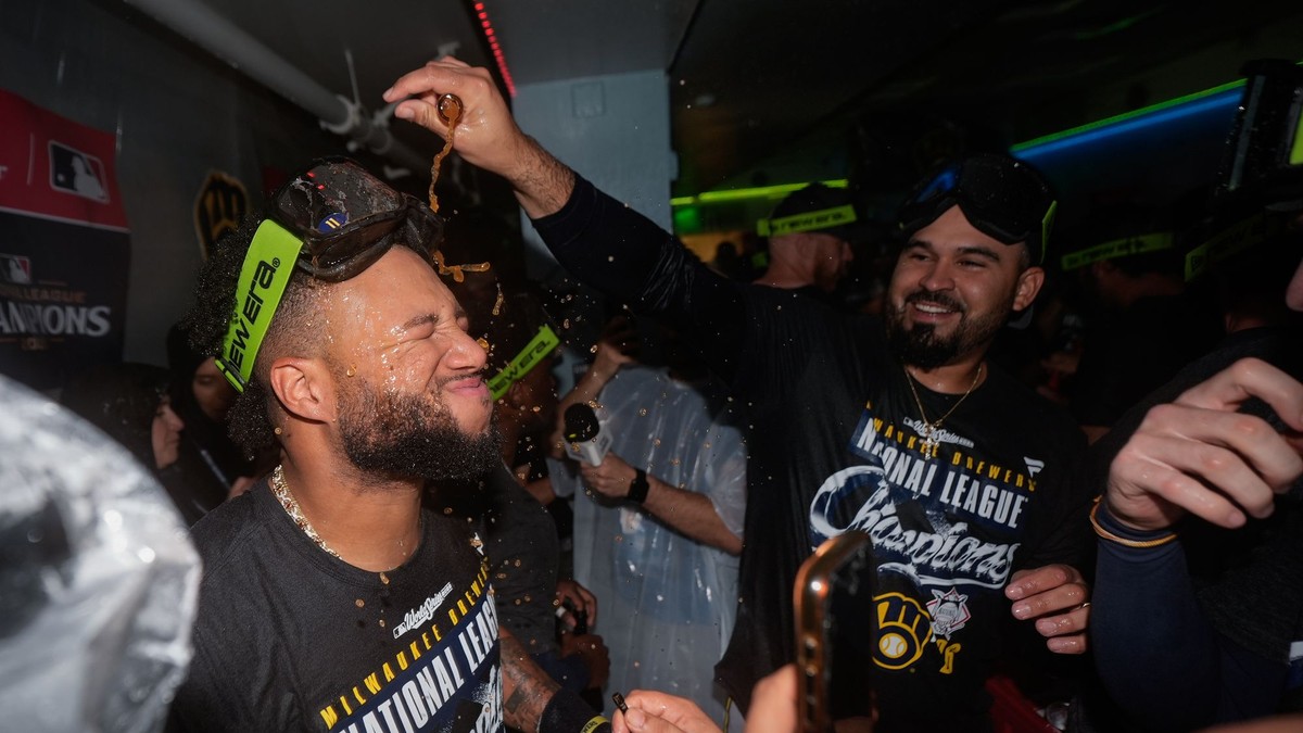Hráči Milwaukee Brewers oslavujú.