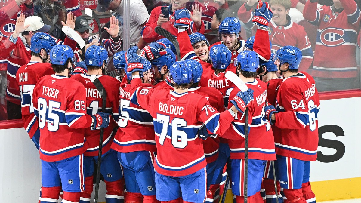 Slovenský hokejista Montrealu Canadiens Juraj Slafkovský (20) sa teší so spoluhráčmi z víťazného gólu, ktorý strelil Cole Caufield v predĺžení.