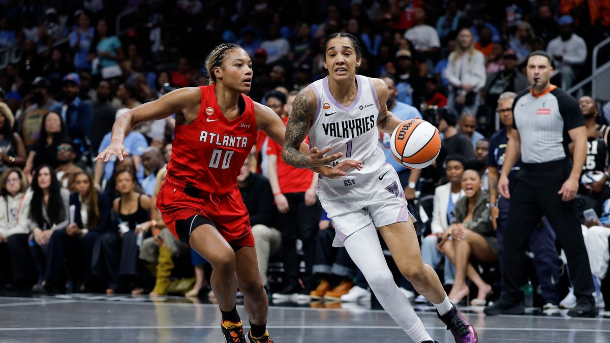 Gabby Williams a Naz Hillmon.