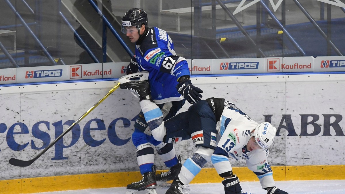 Tomáš Záborský a František Gajdoš v zápase štvrťfinále play off hokejovej Tipos extraligy medzi HK Poprad - HK Nitra.