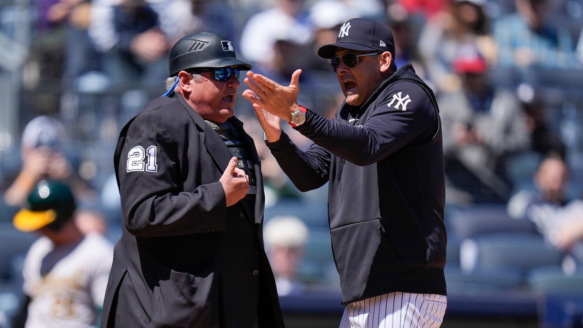 Rozhodca Hunter Wendelstedt a nahnevaný manažér New York Yankees Aaron Boone (vpravo) počas zápasu MLB proti Oakland Athletics.
