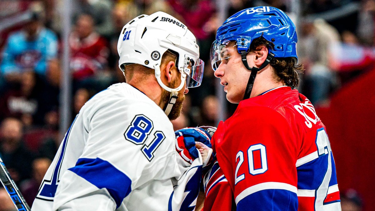 Juraj Slafkovský a Erik Černák v zápase NHL Montreal Canadiens - Tampa Bay Lightning.