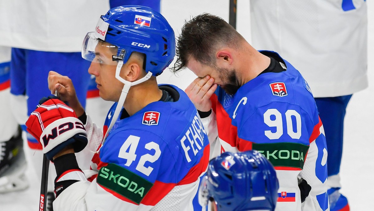 Martin Fehérváry a Tomáš Tatar po prehre vo štvrťfinálovom zápase Slovensko - Kanada na MS v hokeji 2024.