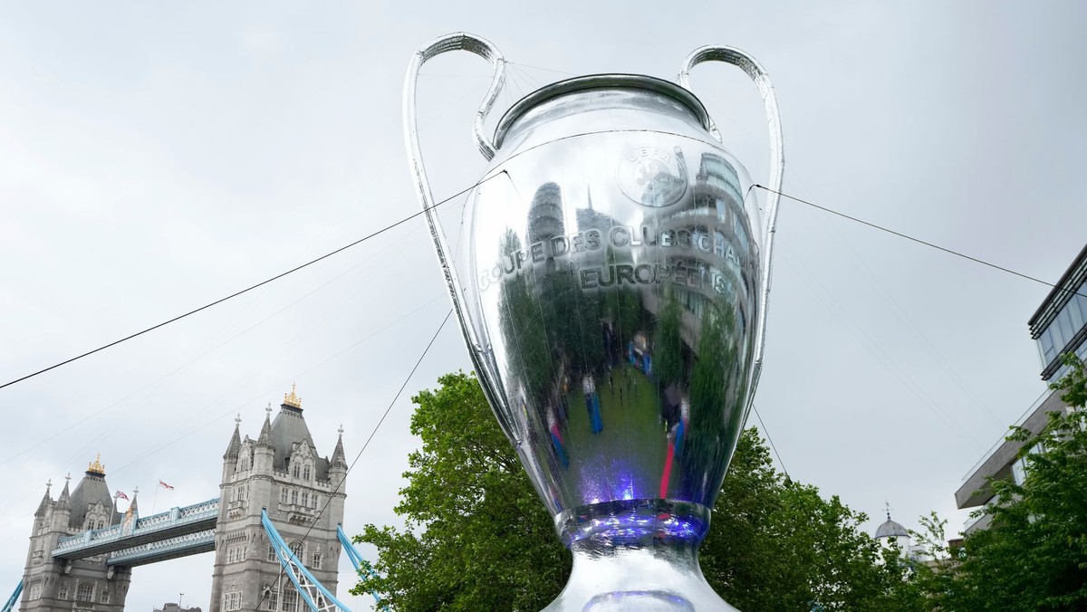 Obrovská replika trofeje Ligy majstrov vystavená v Londýne.