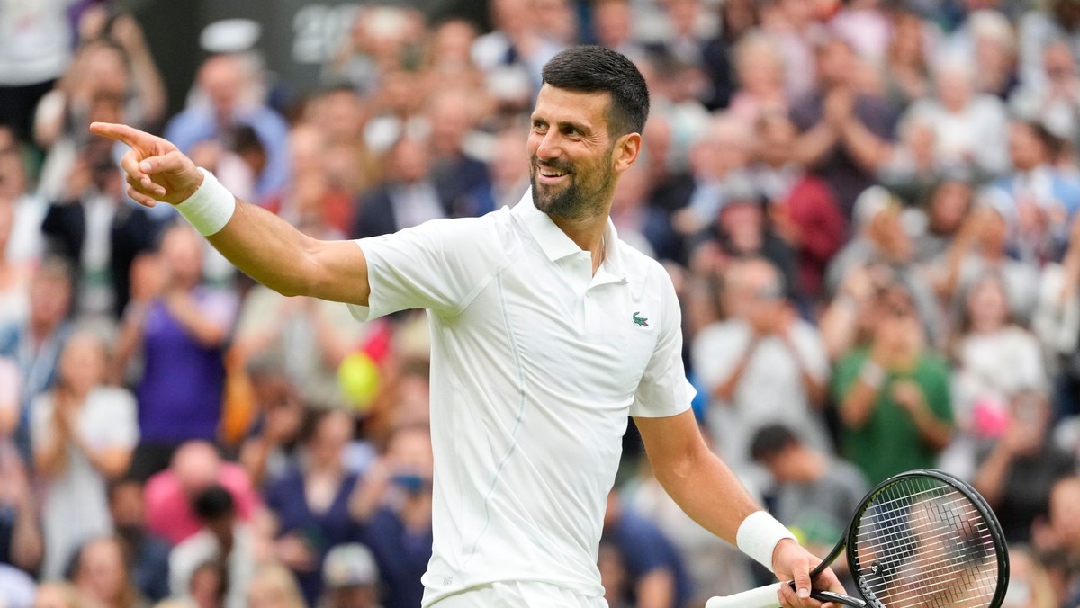 Novak Djokovič sa teší po výhre v zápase 1. kola vo Wimbledone 2024.