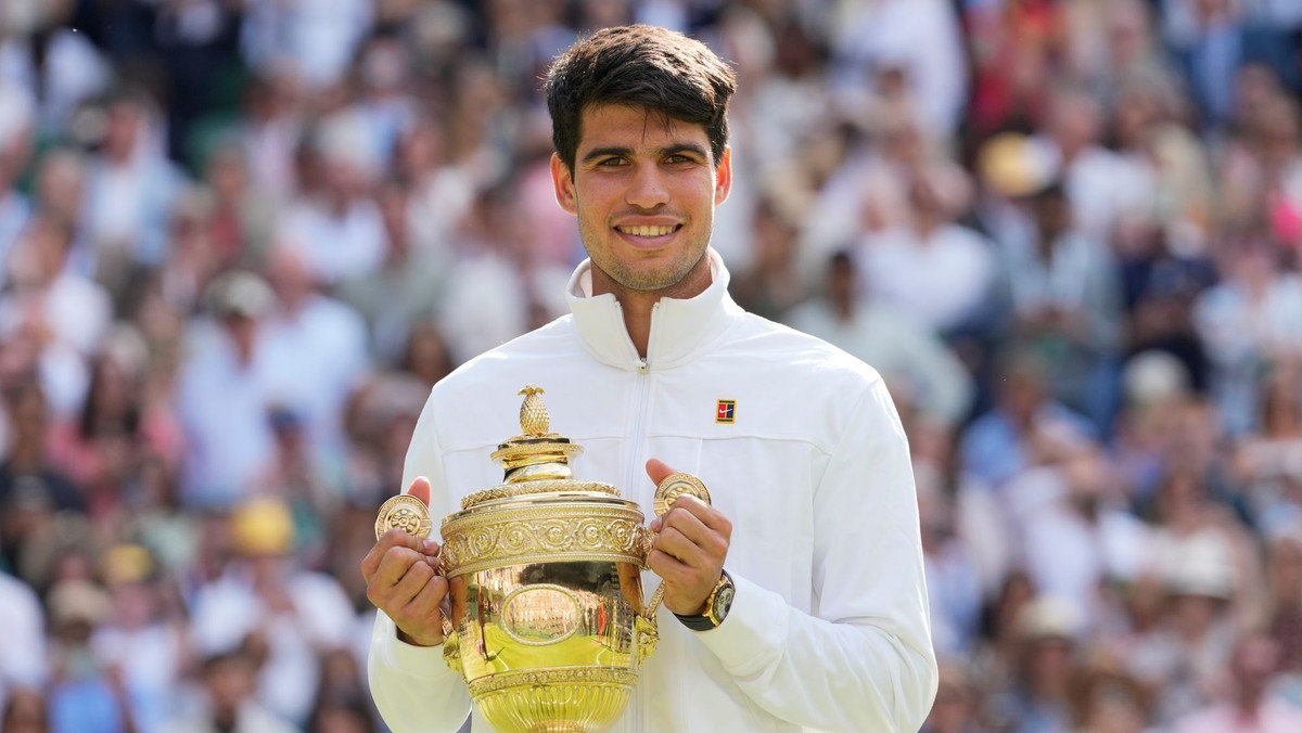 Carlos Alcaraz s trofejou pre víťaza Wimbledonu v roku 2024. 