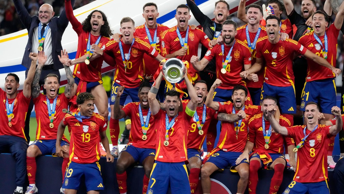 Španieli oslavujú titul majstrov Európy. 