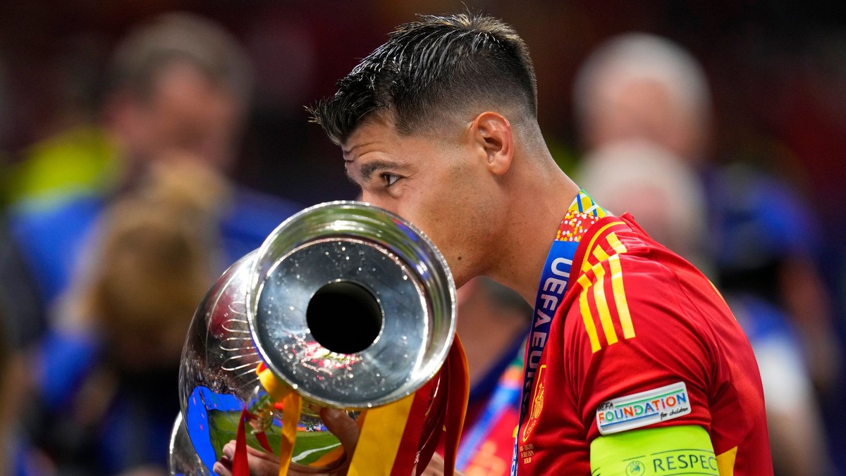 Španiel Álvaro Morata s trofejou Henriho Delaunaya po triumfe na EURO 2024.