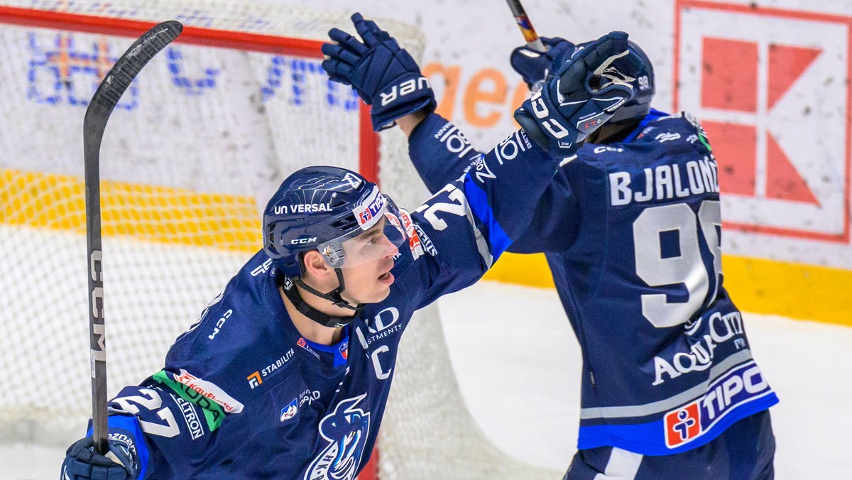 Adam Cracknell a Peter Bjalončík (obaja Poprad) sa tešia z gólu.